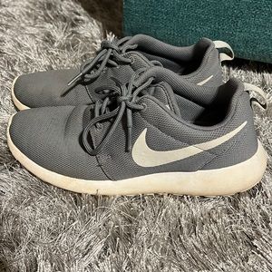 Hardly worn Nike shoes, no tears.